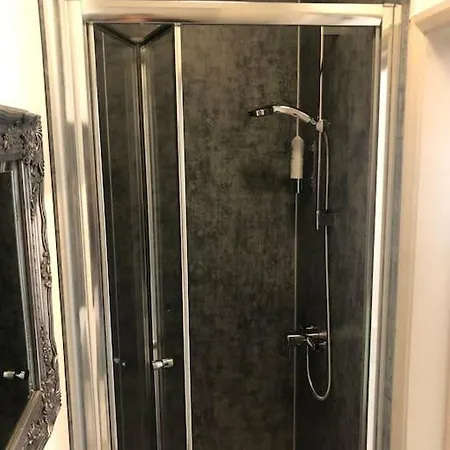 Newly Renovated Modern Lejlighed